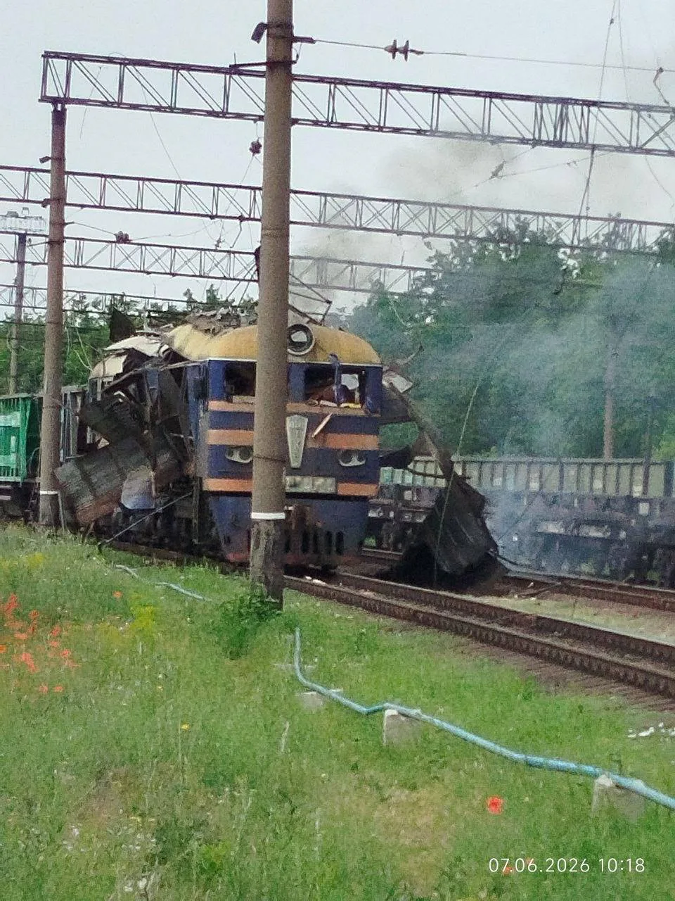У Запоріжжі ворожий БПЛА влучив у електровозУ Запоріжжі ворожий дрон поцілив у електровоз Укрзалізниці. Локомотивна бригада встигла евакуюватися в укриття, тому обійшлося без
постраждалих.Війна в Україні • 12:18 • 1934 перегляди
