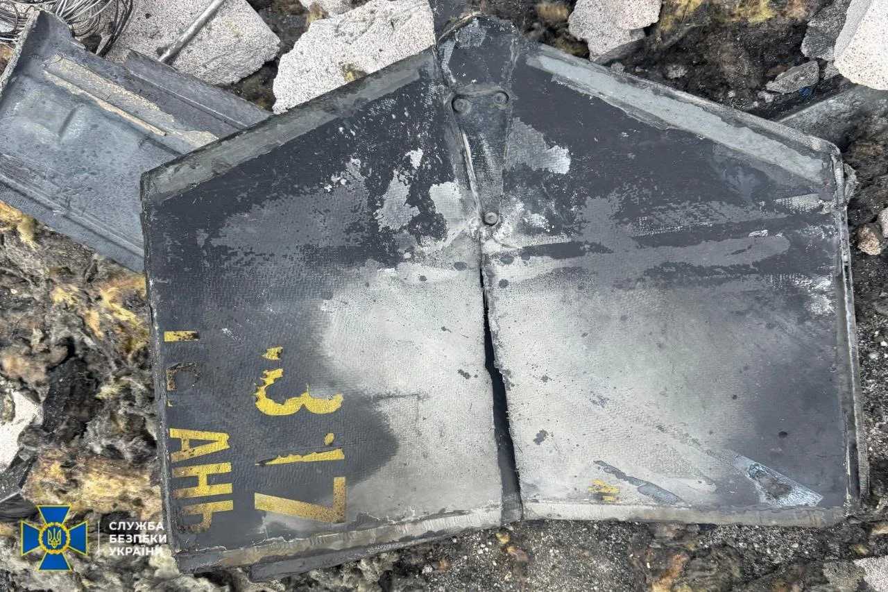 СБУ кваліфікує удар рф по сховищу ядерного палива біля ЧАЕС як воєнний злочинСБУ відкрила справу через удар дрона по ядерному сховищу біля ЧАЕС. Пошкоджено будівлі та корпус МАГАТЕ, радіаційний фон
залишається в межах норми.Війна в Україні • 14:11 • 974 перегляди