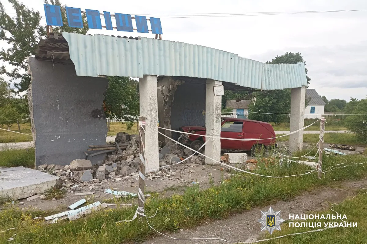 На Хмельниччині п’яний водій із трьома дітьми в салоні врізався в автобусну зупинку
