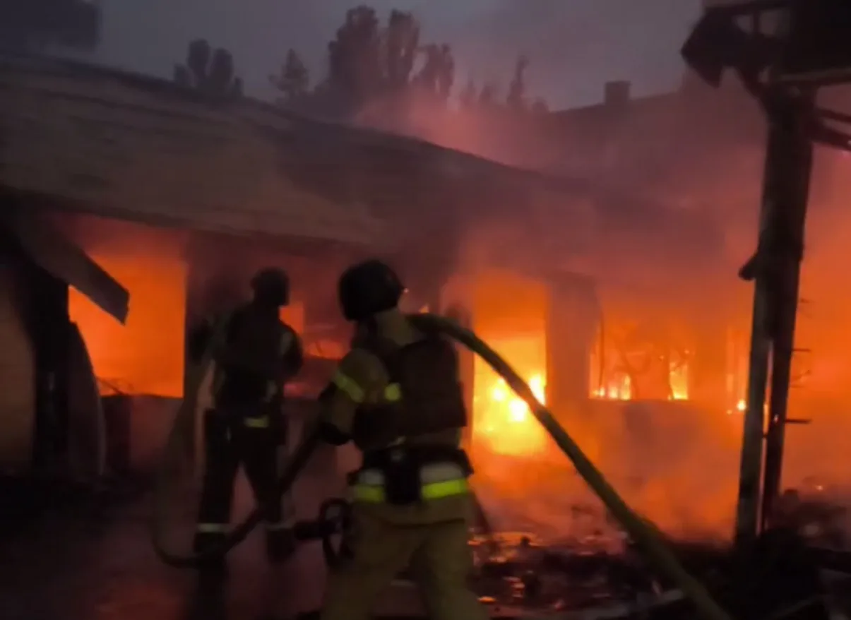 Наслідки атаки на Київ: горять МАФи на Шулявці, під ударом кіностудія імені Довженка