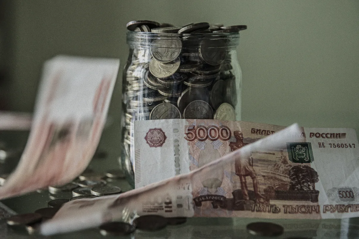У рф масово повертаються до готівки через кризу довіри до банків – розвідка