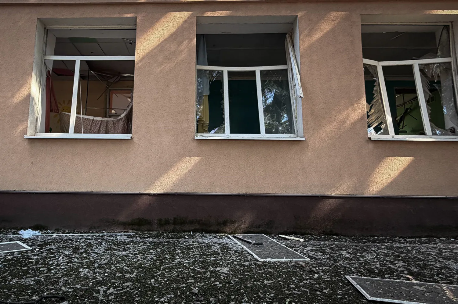 У Сумах російський КАБ пошкодив дитячий навчальний заклад, поранено двох працівниць