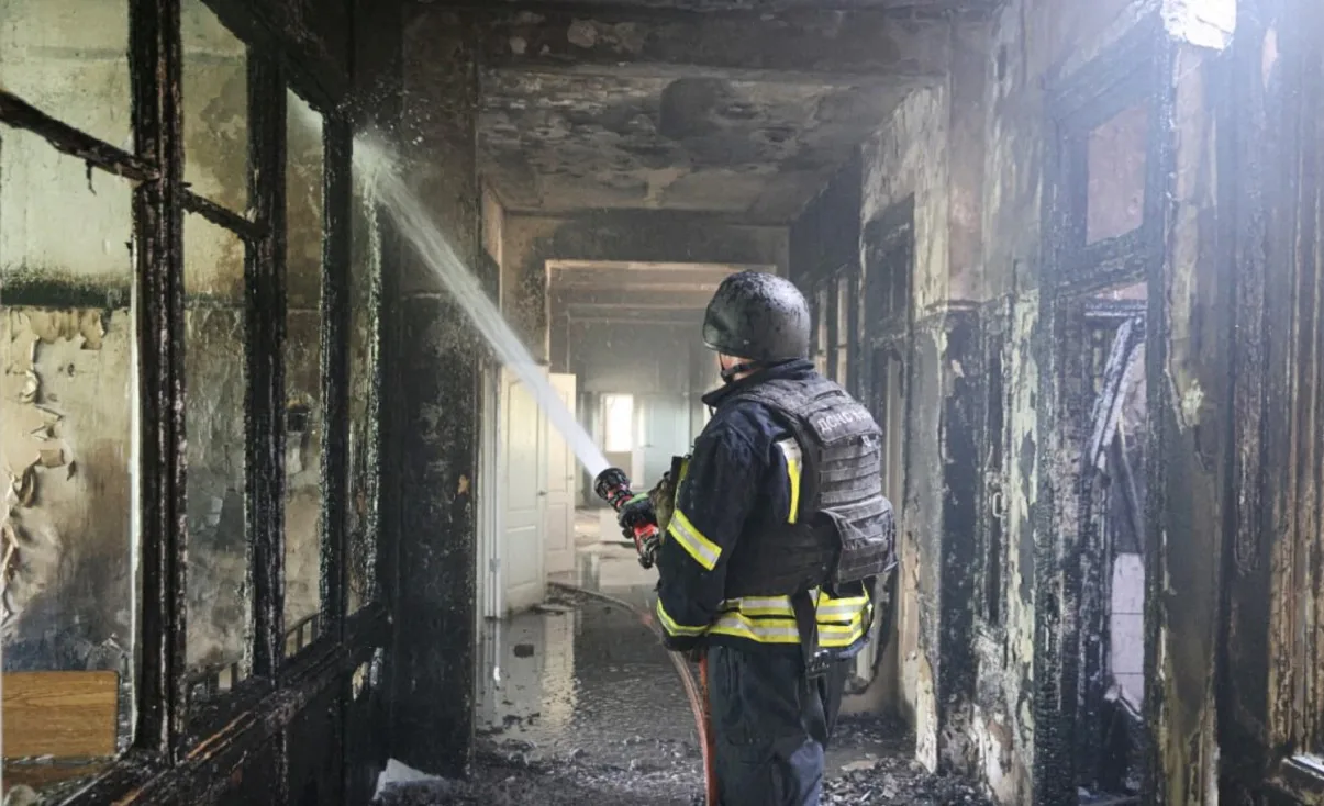 російські війська обстріляли лікарню у Херсоні, загинув медик