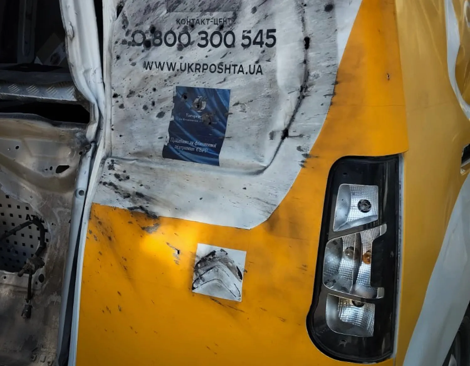 російський дрон атакував поштову автівку на Сумщині, поранено водія та поштаря