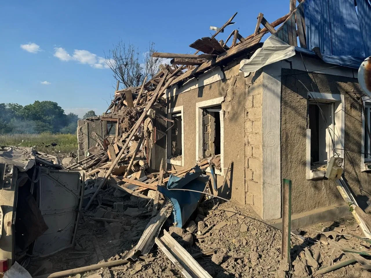 Удар по Олександрівці на Донеччині: одна людина загинула, двоє пораненіВвечері 2 липня росіяни скинули на Олександрівку 7 авіабомб. Три будинки зруйновано вщент, пошкоджено 56 приватних будинків.Суспільство • 23:11 • 1820 перегляди