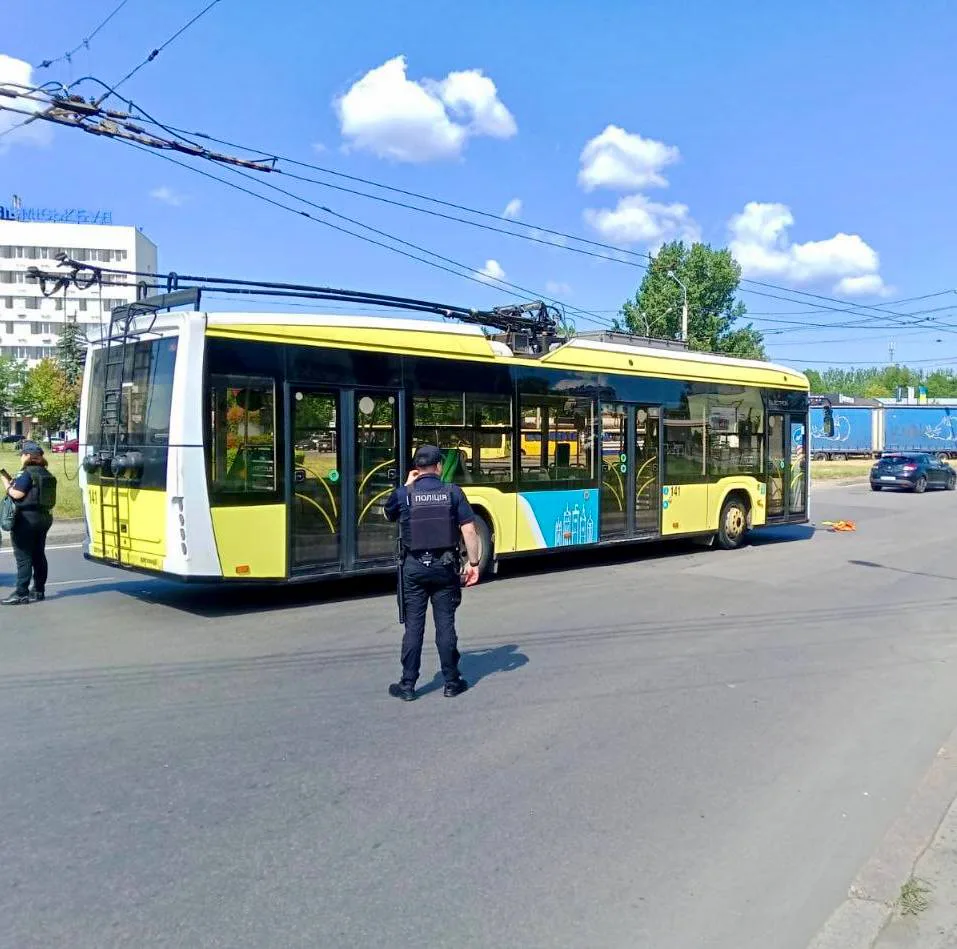 У Львові водій на маршруті виявив гранату перед тролейбусом, пасажирів евакуювали