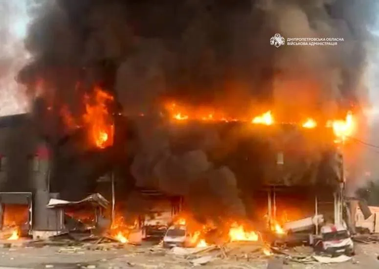 Після атаки на "Нову пошту" у Дніпрі – рф вдарила по логістичній компанії в Кривому РозіРосійські війська атакували логістичну компанію в Кривому Розі, спричинивши масштабну пожежу. Загалом ворог атакував шість районів
області понад 10 разів.Війна в Україні • 7 липня, 05:55 • 3729 перегляди