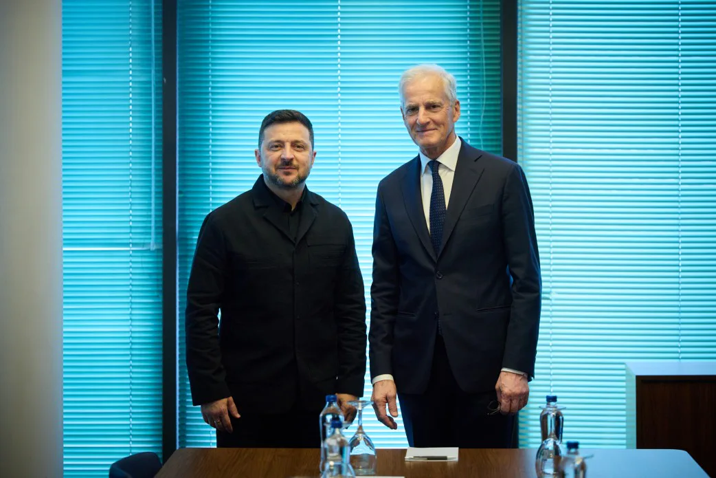 Прем’єр Норвегії повторив жест уболівальників “веслування вікінгів” на зустрічі з Зеленським