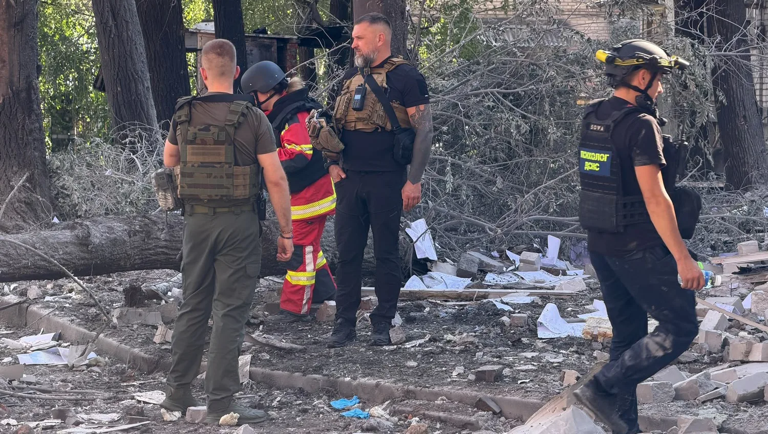 На Запоріжжі атака рф забрала життя поліцейського, ще 30 цивільних отримали поранення
