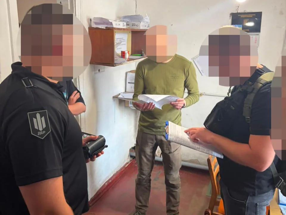 У Кременчуці чоловік помер після перебування у ТЦК, розпочато розслідування – ДБРДБР відкрило справу через смерть 52-річного чоловіка, якого госпіталізували з тяжкими травмами після ТЦК. Причиною смерті стала
черепно-мозкова травма, ймовірно від тупого предмета.Суспільство • 13 липня, 10:33 • 2708 перегляди