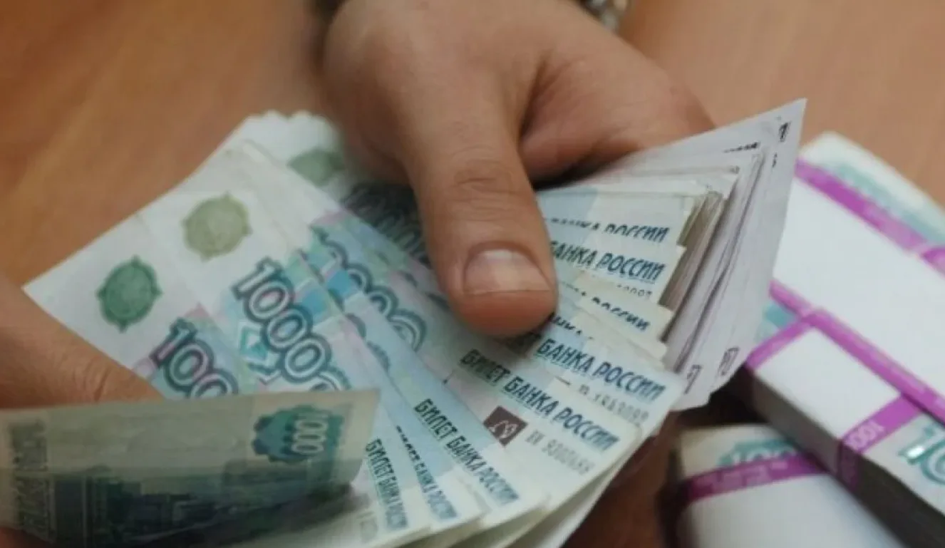 росіяни масово переходять на готівку через війну, відключення інтернету та зростання податківЗ початку року в обіг ввели 1,56 трлн рублів готівкою. Причинами стали відключення мобільного інтернету та зростання податків.Економіка • 19 липня, 03:39 • 5242 перегляди