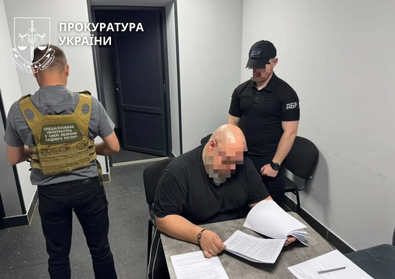 Двом керівникам медслужби та їхній підлеглій повідомили про підозру через незаконні виплати "бойових" на понад 2,35 млн грнПрокурори викрили схему незаконного нарахування "бойових" виплат на понад 2,35 млн грн у військовій частині. Керівники медслужби
вносили неправдиві відомості про участь підлеглої у бойових діях.Війна в Україні • 20 липня, 13:13 • 6506 перегляди
