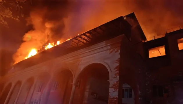 Після удару рф по друкарні у Києві МОН оцінює втрати підручниківМіністерство освіти оцінює збитки від ракетного удару по друкарні "Конві", де знищено майже 250 тисяч книг. Відомство планує
повторно надрукувати необхідну навчальну літературу для шкіл.Суспільство • 20 липня, 17:00 • 5182 перегляди