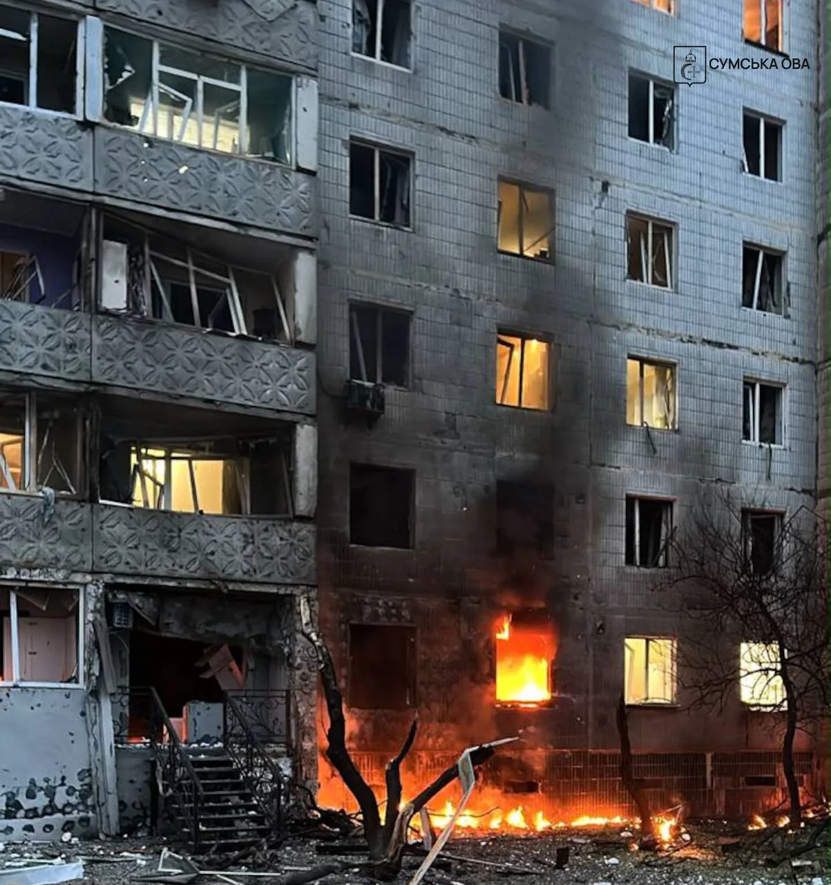 Ворог ударив безпілотником по житловому сектору Сум: пошкоджено багатоповерхівку, двоє постраждалих