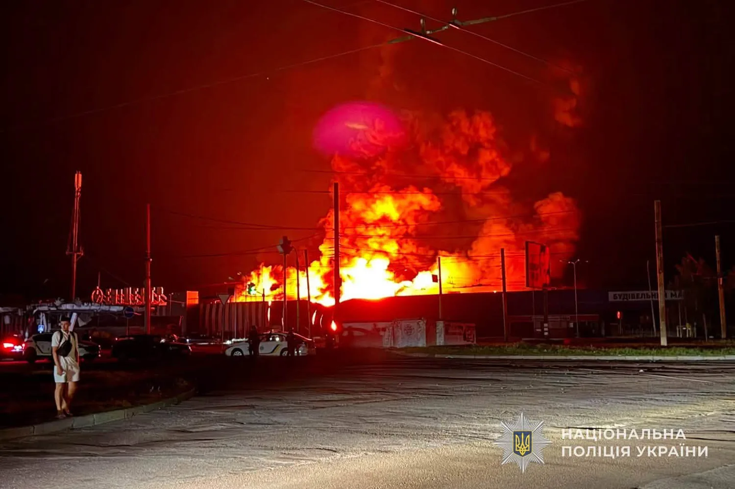 росіяни повторно вдарили під час гасіння пожежі після атаки на ТЦ “Епіцентр” у Сумах