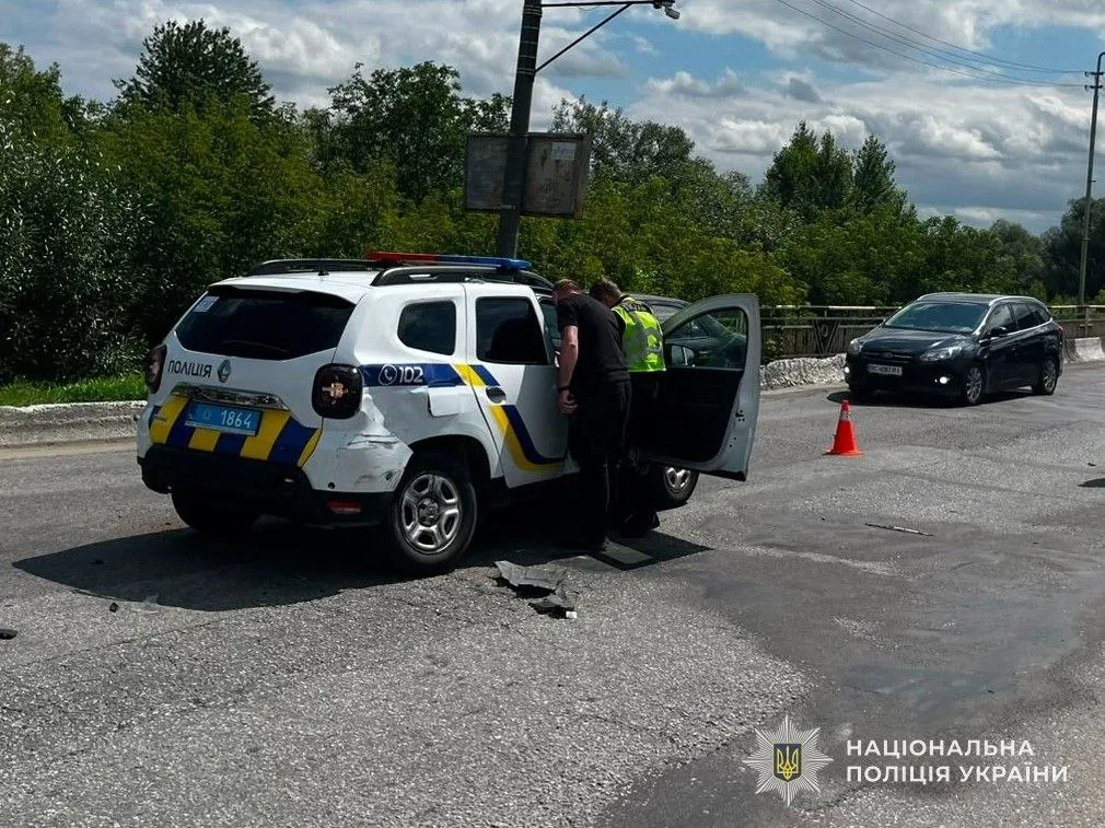 На Львівщині водій Range Rover під час втечі після перевірки документів збив поліцейського – керманичу загрожує довічнеУ Львівській області водій Range Rover, якому потрібно було з'явитися до ТЦК, втік від поліції та збив старшого лейтенанта. Поліцейський у стабільно тяжкому стані, водія затримали.Суспільство • 21 липня, 14:22 • 15867 перегляди