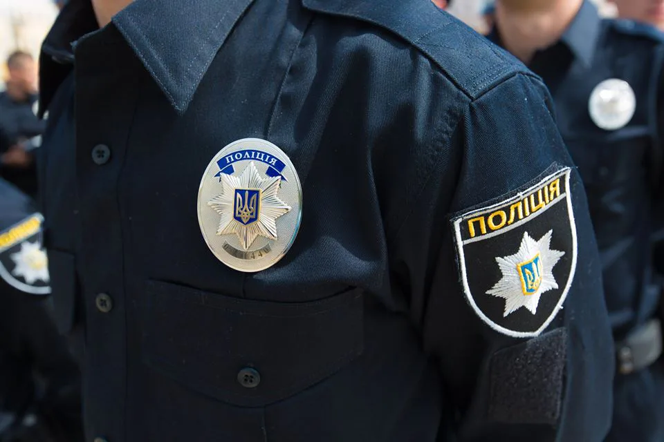 У Києві невідомі облили салон краси рідиною та залишили біля закладу частини туш тваринУ Печерському районі Києва невідомі облили фасад салону краси рідиною та залишили частини туш свійських тварин. Поліція розпочала
кримінальне провадження за хуліганство.Кримінал • 21 липня, 16:02 • 5448 перегляди