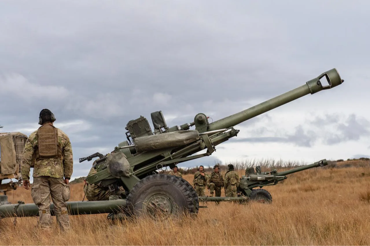 В Україні вироблятимуть британські артилерійські системи L119 Британська BAE Systems підписала ліцензійну угоду з українським оборонним партнером для виробництва артилерійських систем L119 в
Україні. Угода передбачає передачу техдокументації та адаптацію гаубиці під потреби Сил оборони.Війна в Україні • 22 липня, 11:26 • 3400 перегляди