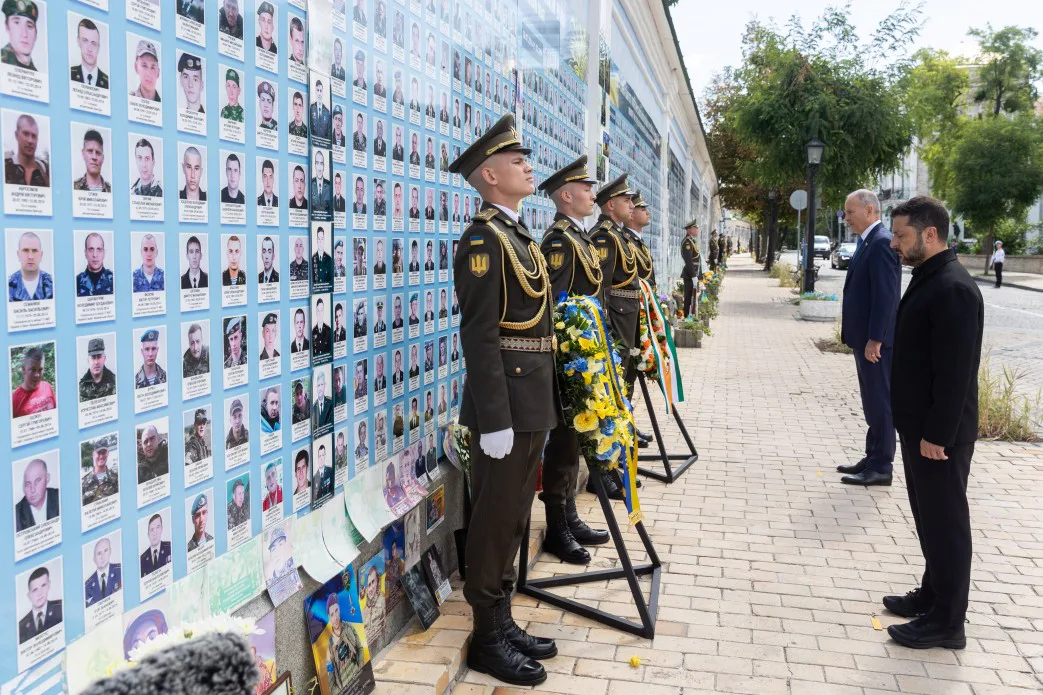 Зеленський зустрівся з прем’єр-міністром Ірландії у Києві та разом вшанували пам’ять загиблих українських воїнів