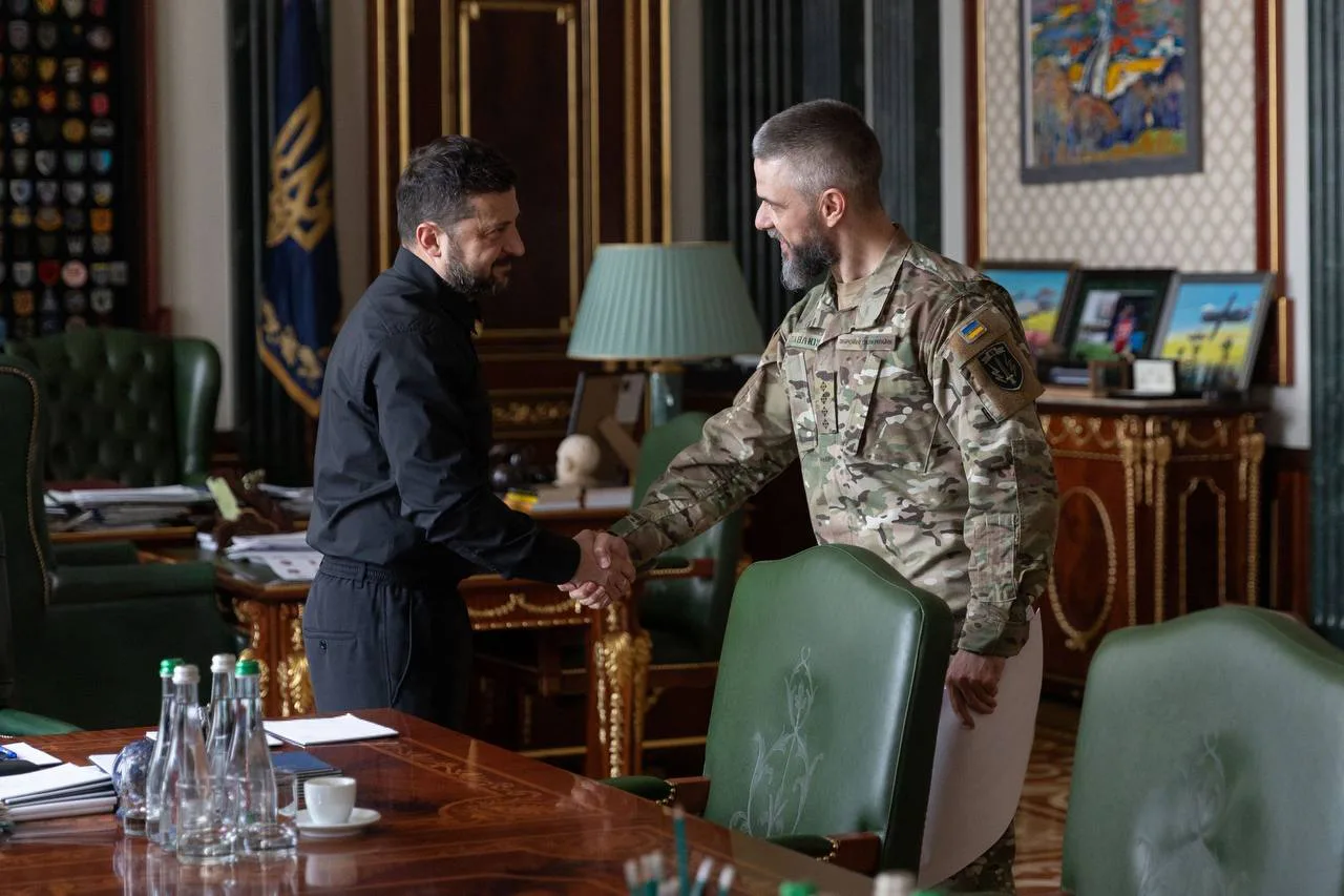 Зеленський зустрівся з військовим і письменником Ілларіоном Павлюком: обговорили технологізацію оборони