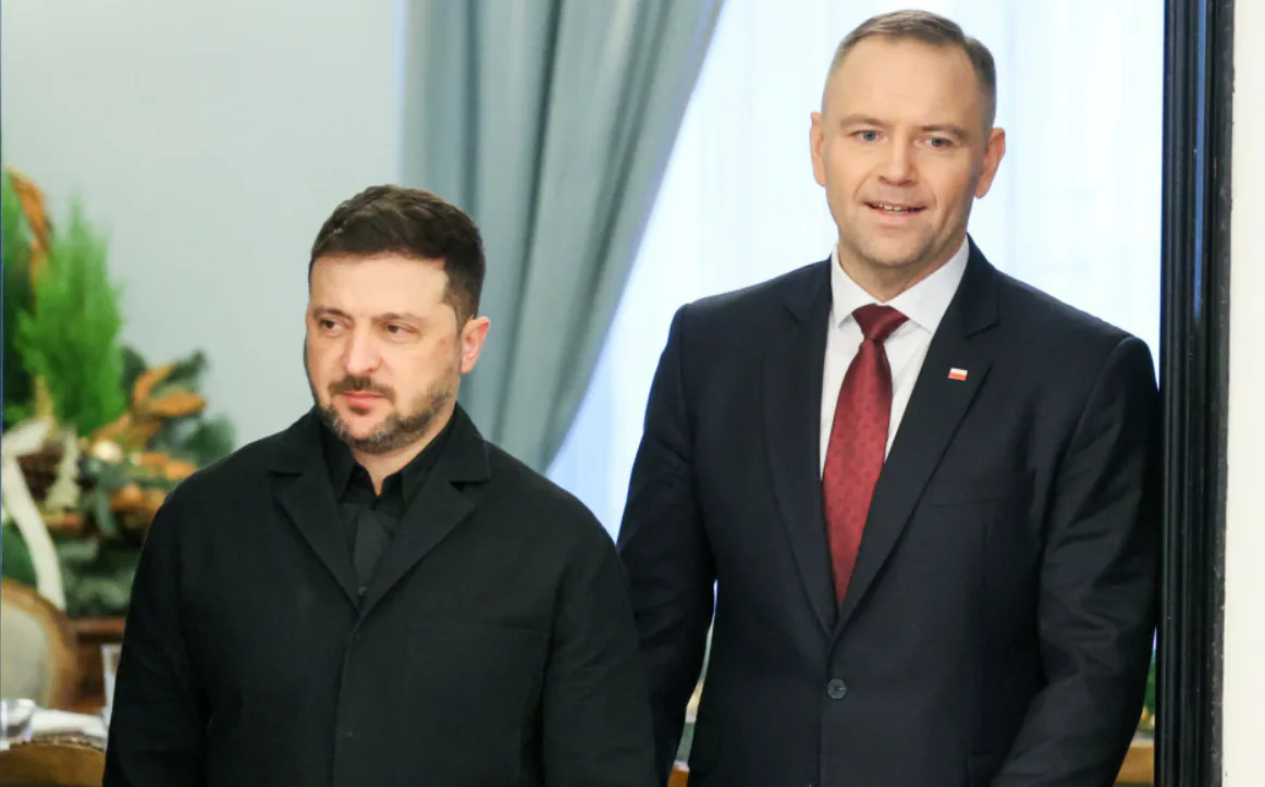 Більшість поляків підтримали позбавлення Зеленського ордена, але підтримують співпрацю з Україною – опитування