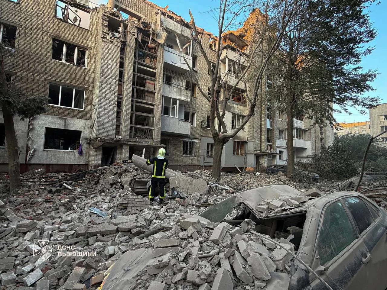 У Львові з-під завалів п'ятиповерхівки після атаки рф врятували 9 людей, під завалами можуть бути ще троє