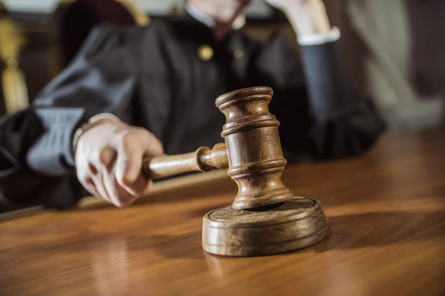 Суд відправив під варту двох військових полку "Скеля" за катування побратимівДвох військовослужбовців медичної роти полку "Скеля" взято під варту без застави за підозрою в катуванні побратимів. Потерпілі
отримали черепно-мозкові травми та переломи.Війна в Україні • 30 липня, 13:01 • 4698 перегляди