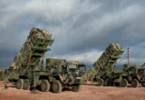 Україна шукає ракети Patriot у союзників після відсутності нових обіцянок від СШАПосол України Ольга Стефанішина заявила, що візит Зеленського до США не приніс нових зобов'язань щодо ракет Patriot через дефіцит. Україна тимчасово шукає ракети в інших партнерів і планує власне виробництво.Війна в Україні • 30 липня, 20:23 • 10586 перегляди