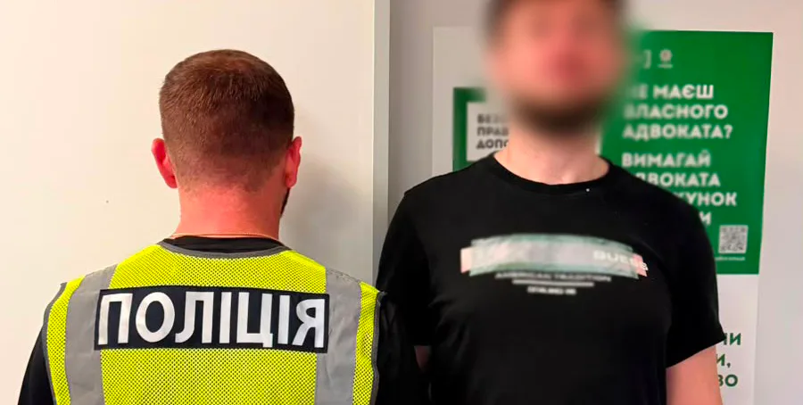 Вдарив ножем сусіда по готелю через помилку доньки – у Києві затримали чоловікаУ Голосіївському районі Києва 36-річний мешканець Дніпра вдарив ножем 51-річного чоловіка, чия донька випадково зайшла до його
номера. Потерпілого госпіталізували з проникаючим пораненням.Суспільство • 31 липня, 07:40 • 31988 перегляди